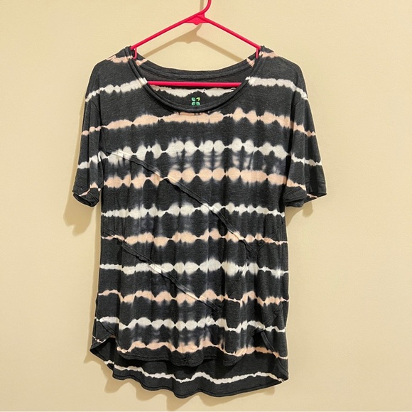 GreenTea Cream and Gray Relaxed Short Sleeve T-Shirt - Picture 2 of 3